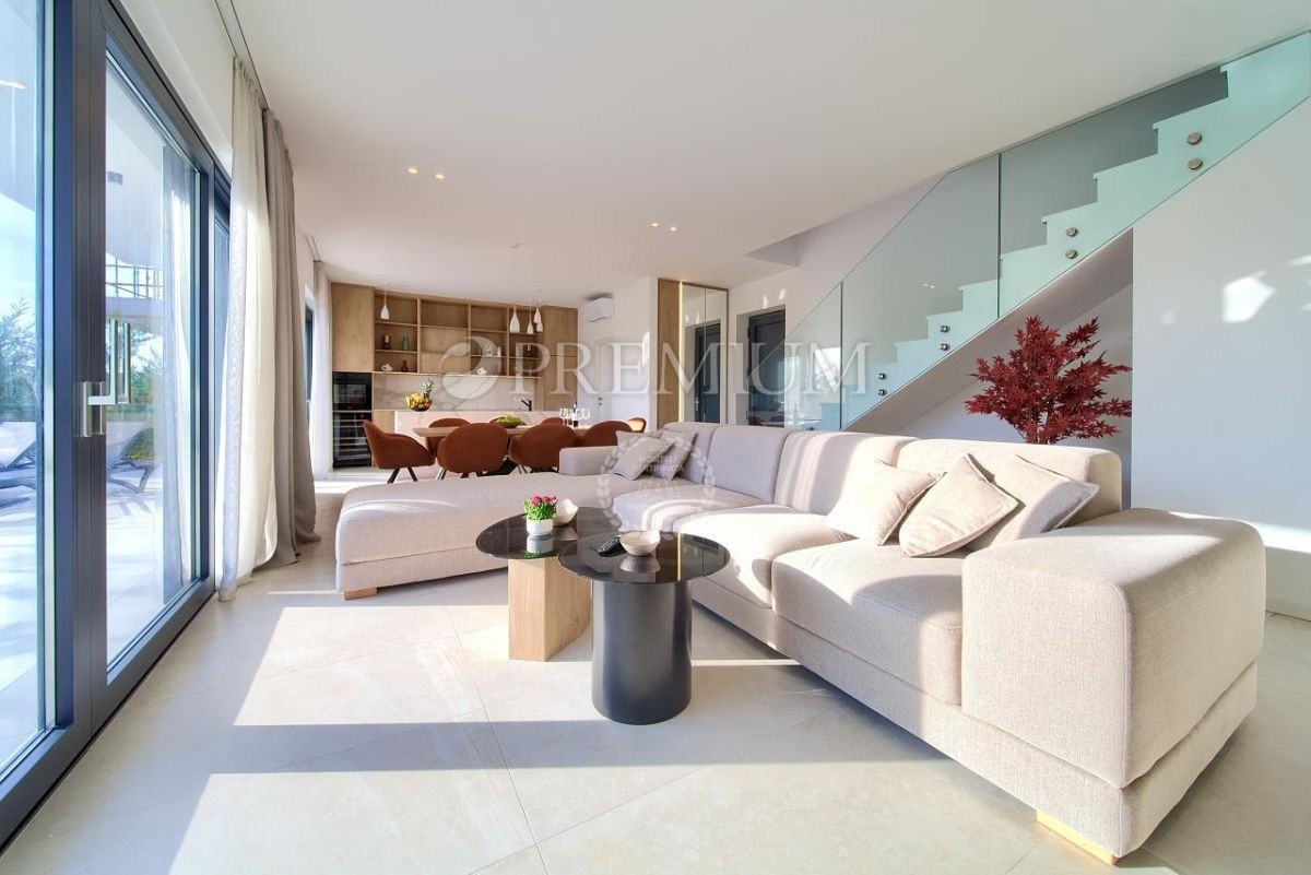 Krk, okolica, impozantna novogradnja s panoramskim pogledom na morje!