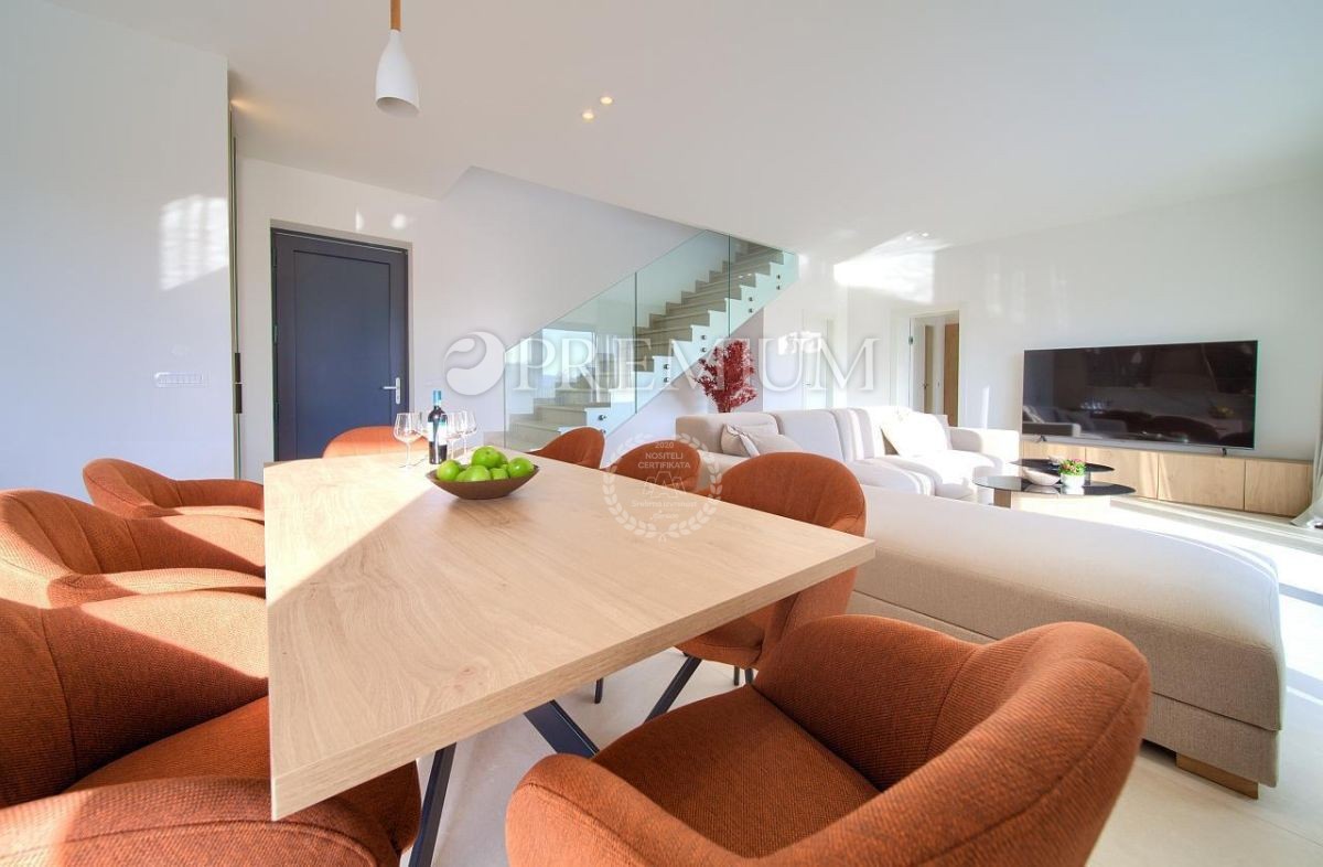 Krk, okolica, impozantna novogradnja s panoramskim pogledom na morje!