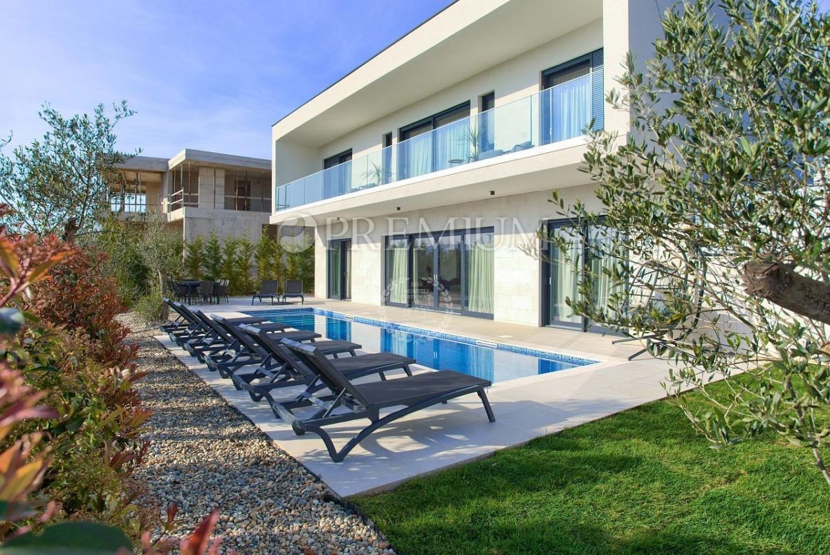 Krk, okolica, impozantna novogradnja s panoramskim pogledom na morje!