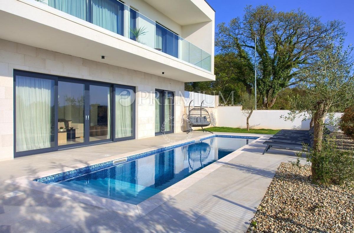 Krk, okolica, impozantna novogradnja s panoramskim pogledom na morje!