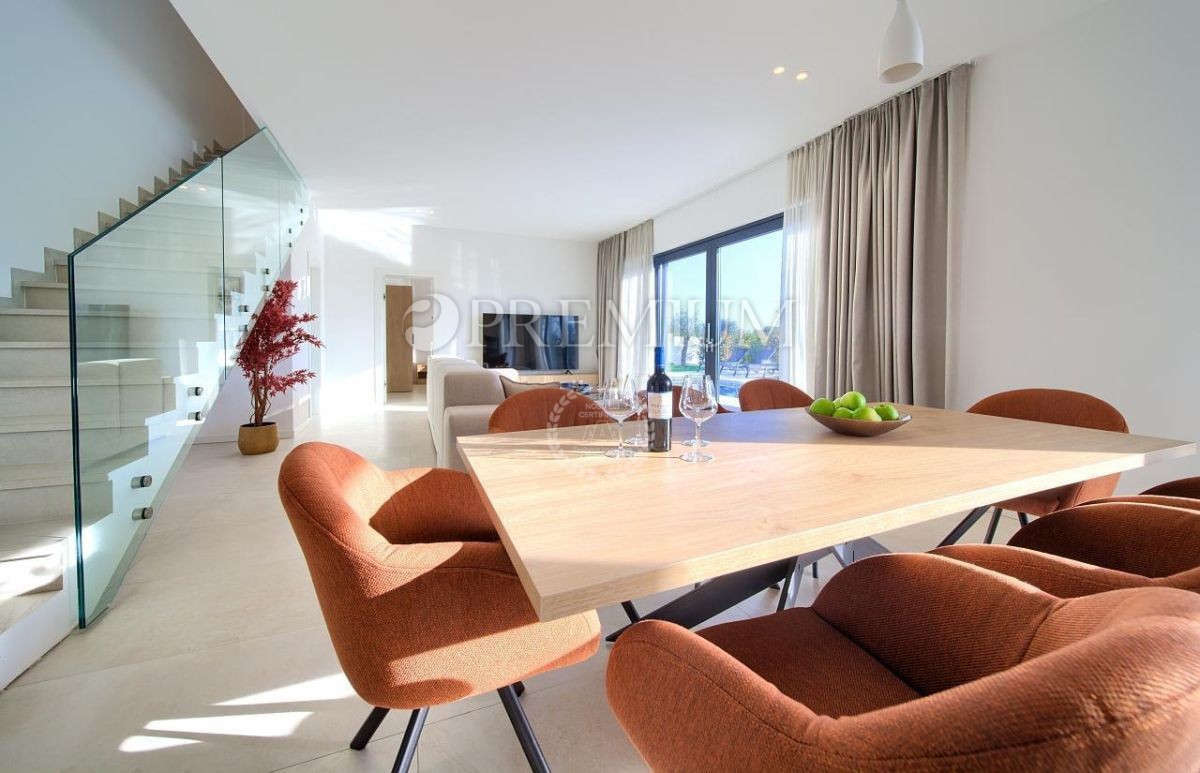 Krk, okolica, impozantna novogradnja s panoramskim pogledom na morje!