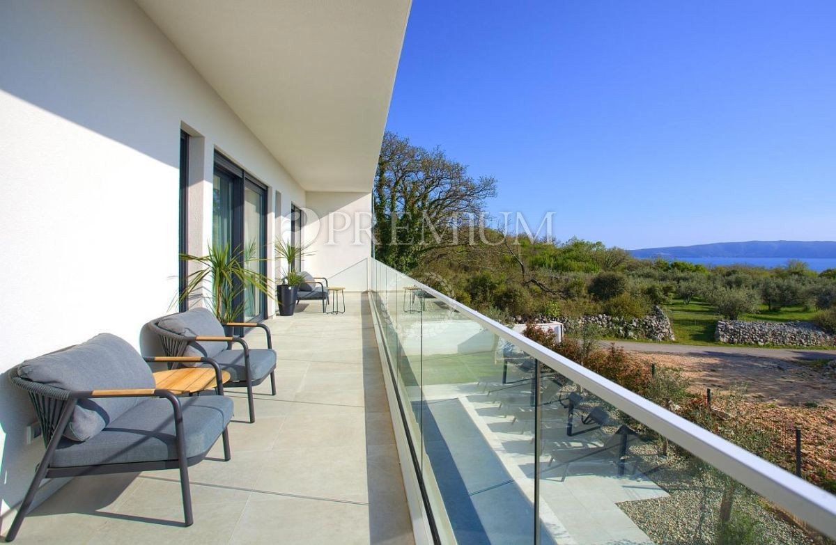 Krk, okolica, impozantna novogradnja s panoramskim pogledom na morje!