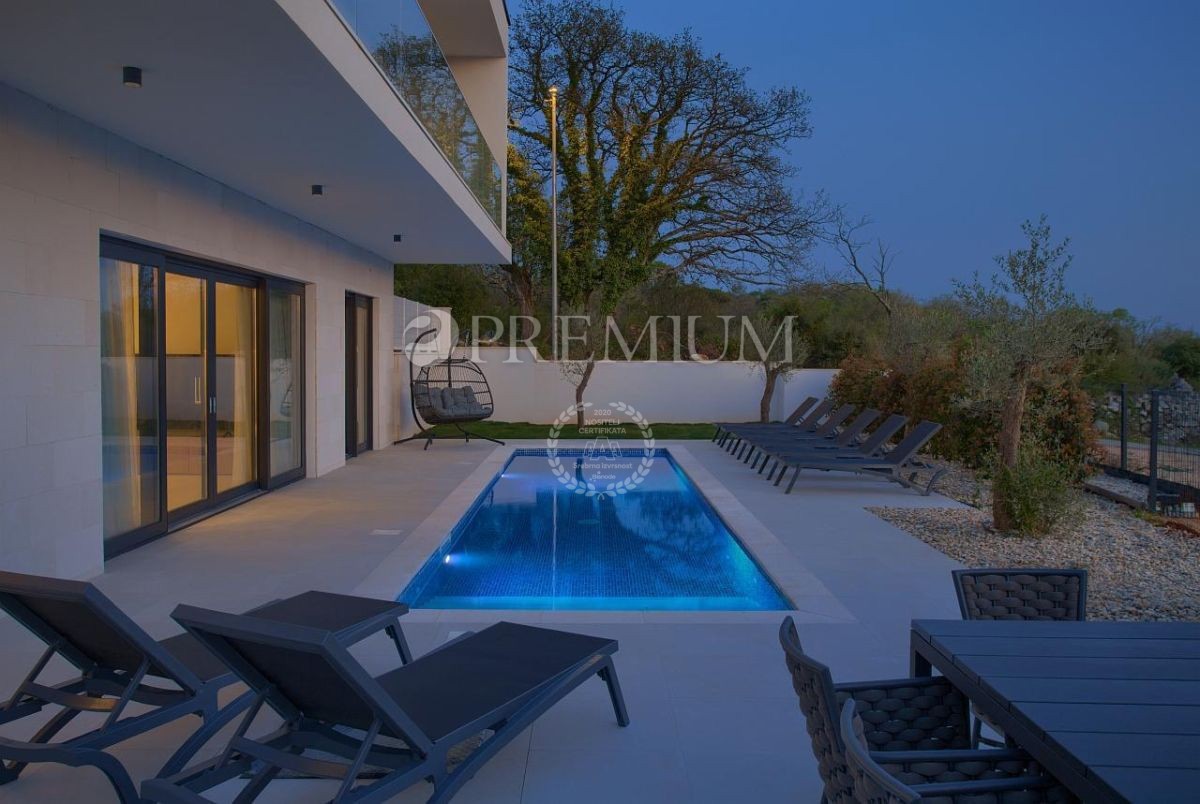 Krk, okolica, impozantna novogradnja s panoramskim pogledom na morje!