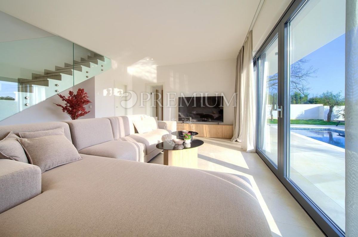 Krk, okolica, impozantna novogradnja s panoramskim pogledom na morje!