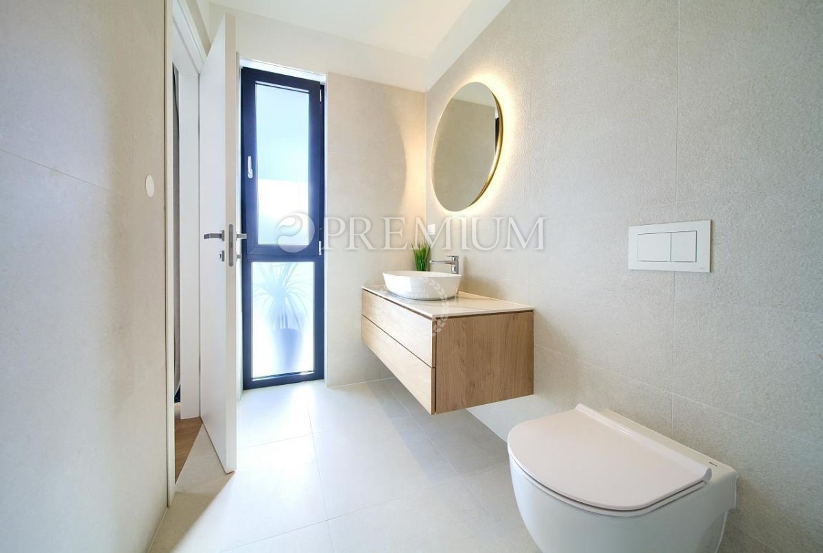 Krk, okolica, impozantna novogradnja s panoramskim pogledom na morje!