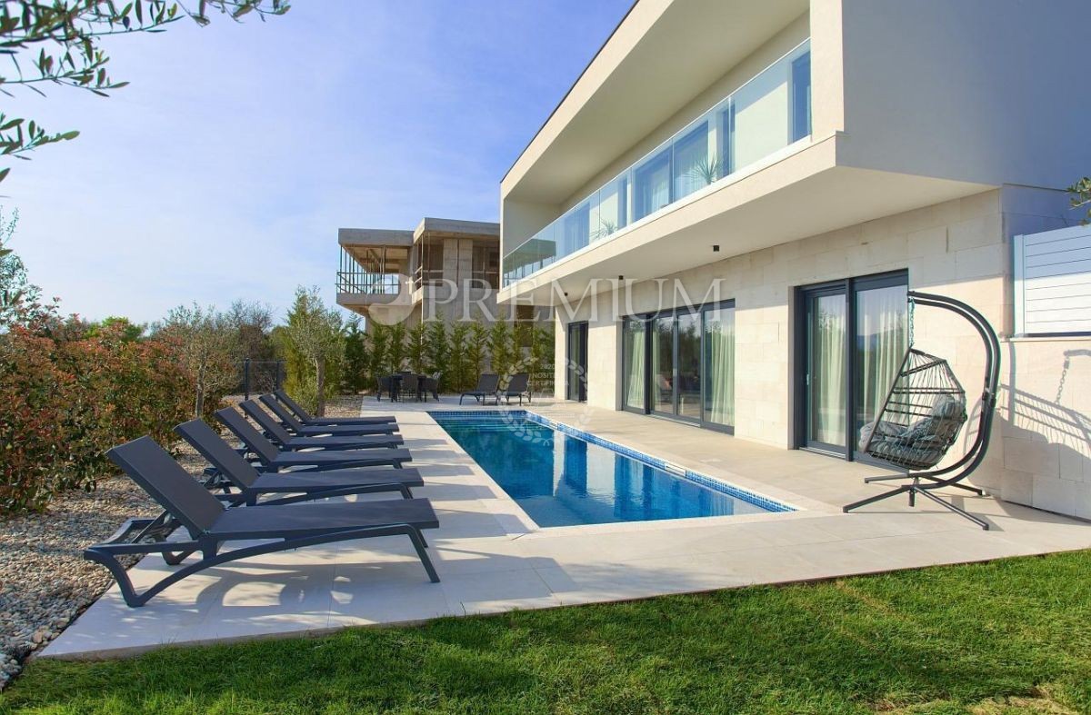 Krk, okolica, impozantna novogradnja s panoramskim pogledom na morje!