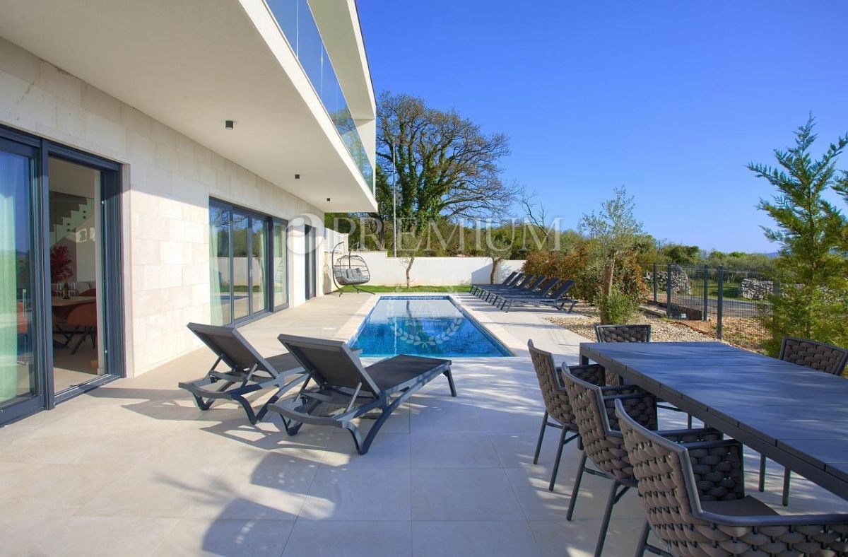 Krk, okolica, impozantna novogradnja s panoramskim pogledom na morje!