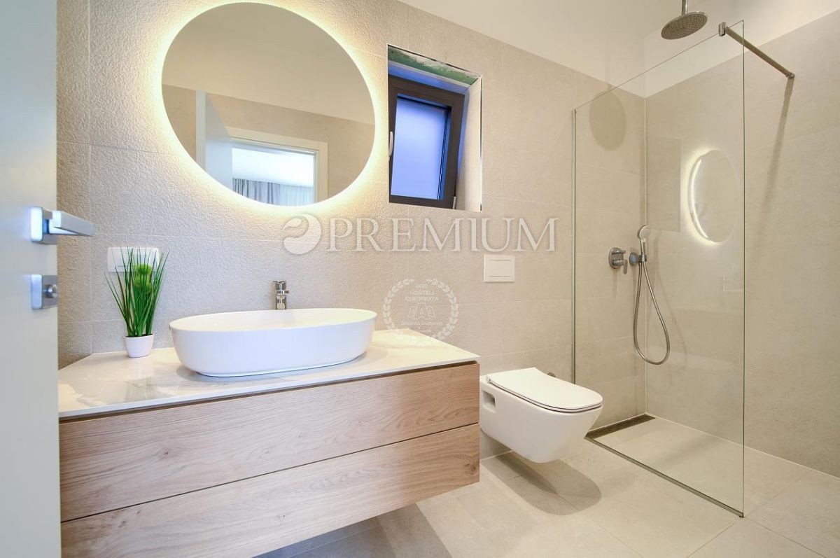 Krk, okolica, impozantna novogradnja s panoramskim pogledom na morje!