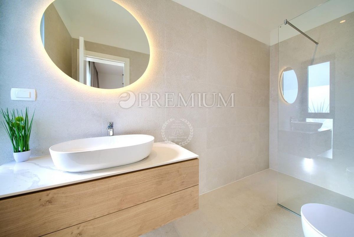 Krk, okolica, impozantna novogradnja s panoramskim pogledom na morje!