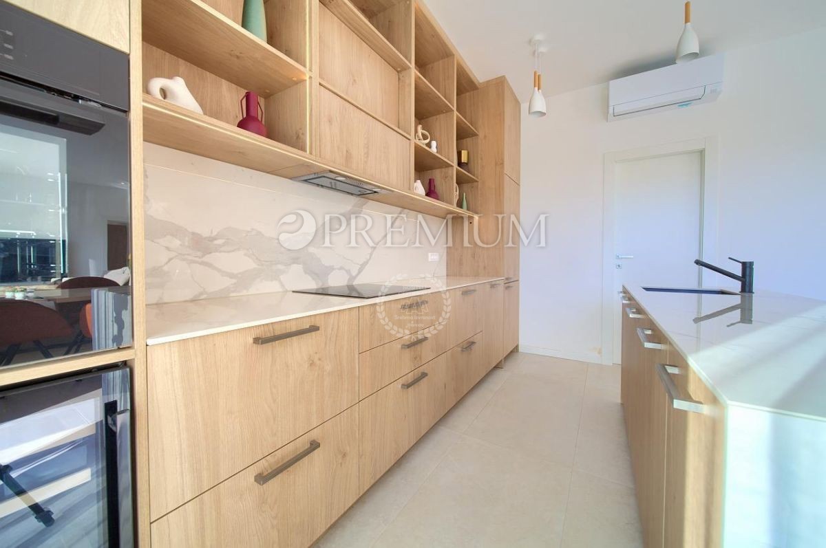 Krk, okolica, impozantna novogradnja s panoramskim pogledom na morje!