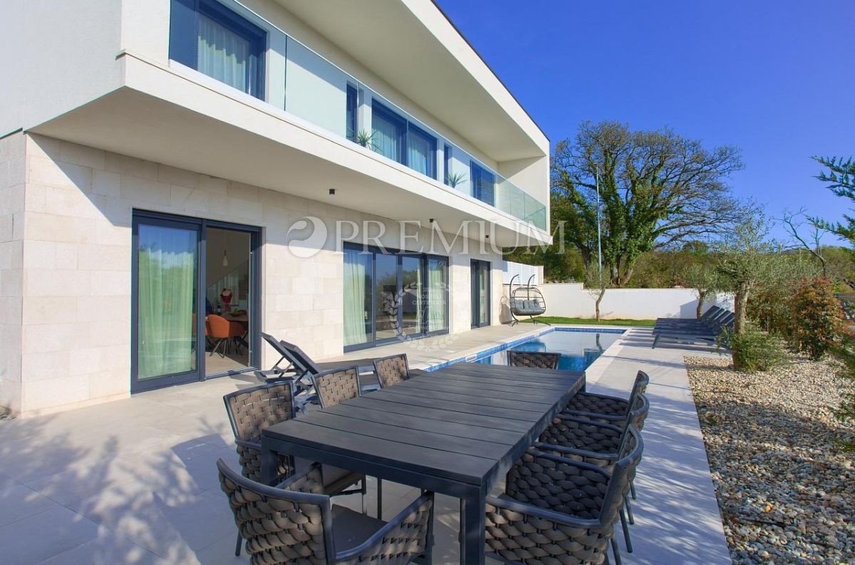 Krk, okolica, impozantna novogradnja s panoramskim pogledom na morje!