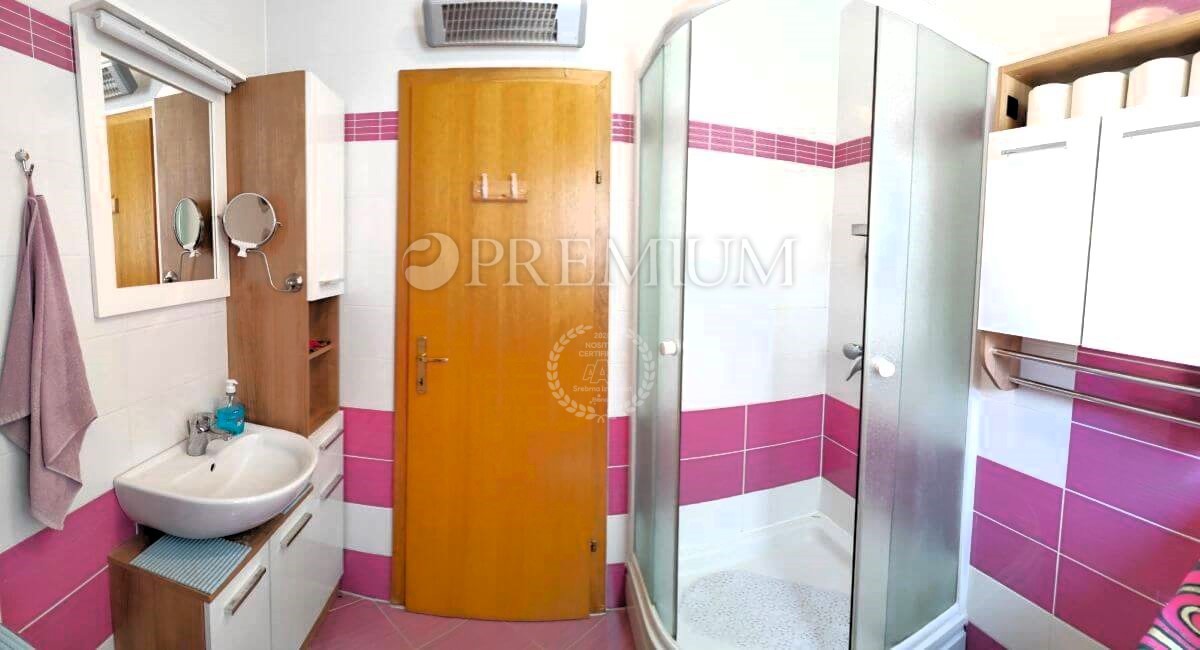 Klimno, Krk – apartma z razgledom na morje, blizu plaže!