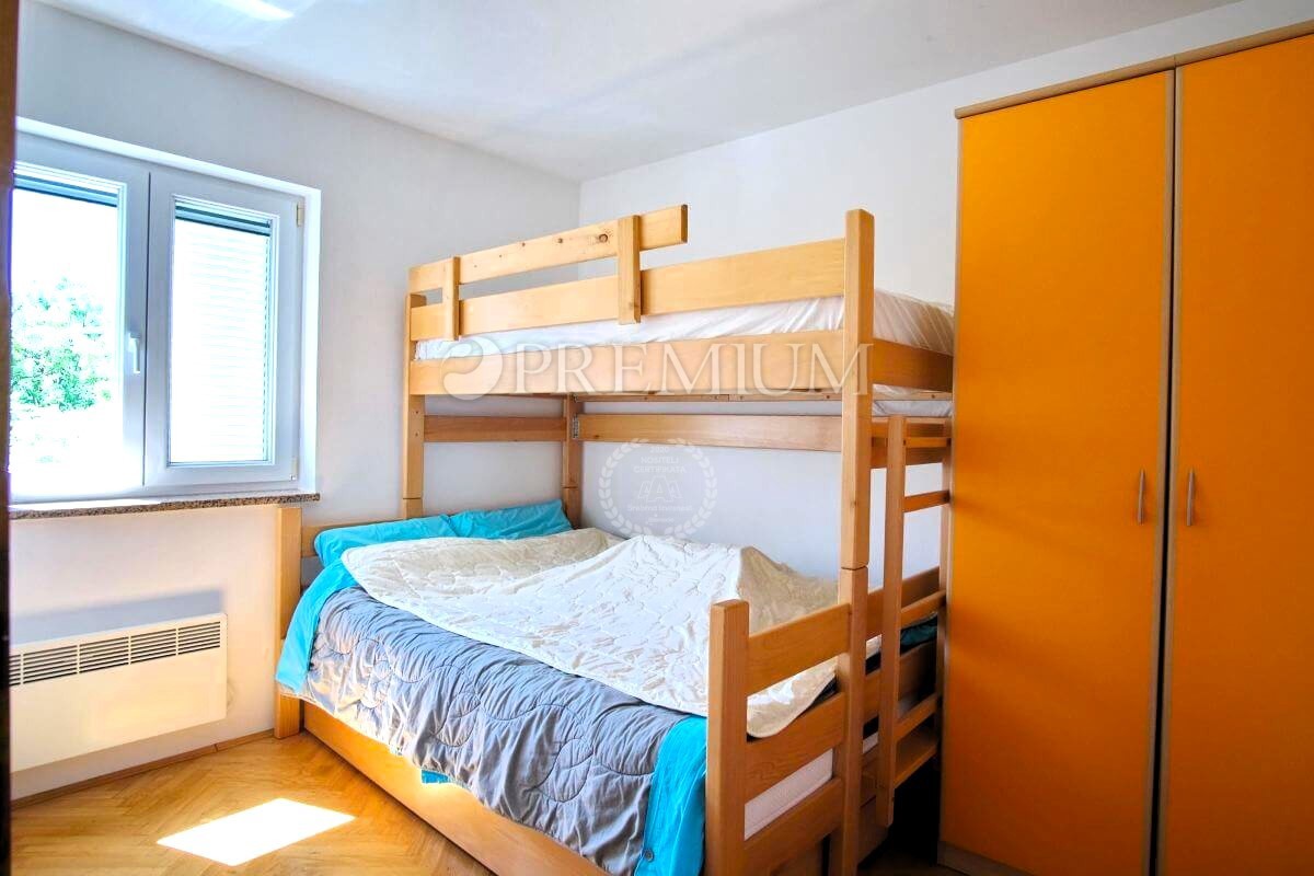 Klimno, Krk – apartma z razgledom na morje, blizu plaže!