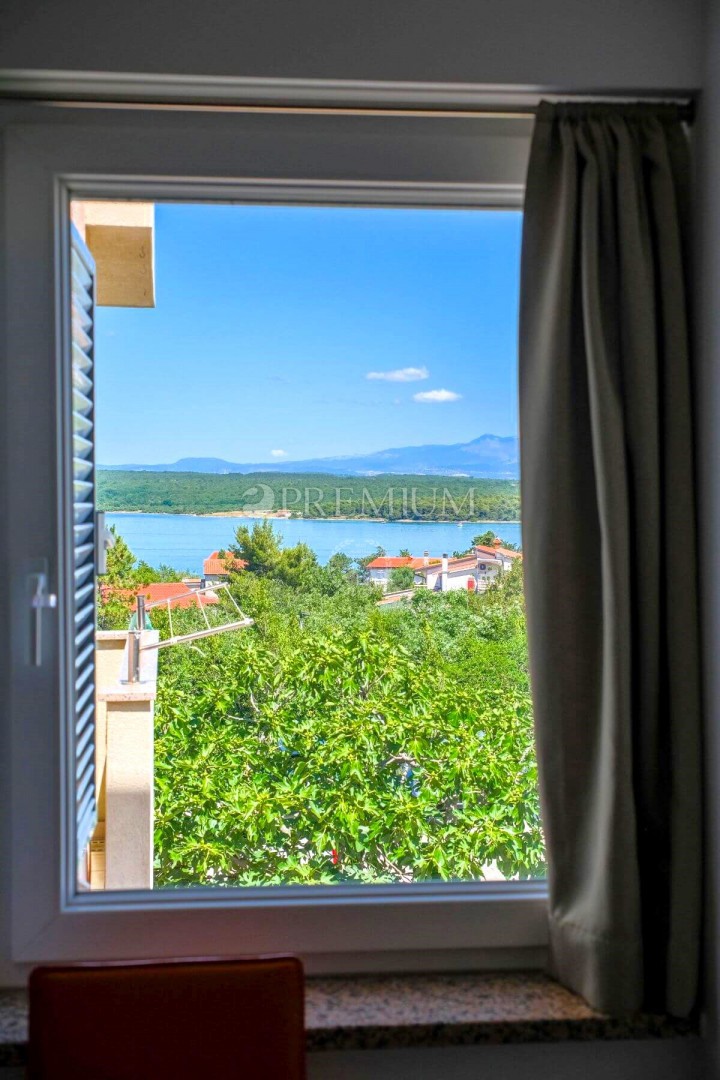 Klimno, Krk – apartma z razgledom na morje, blizu plaže!