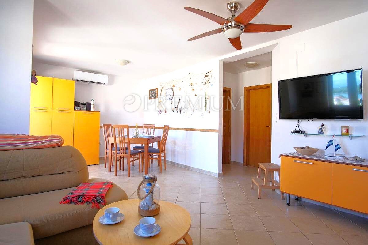 Klimno, Krk – apartma z razgledom na morje, blizu plaže!