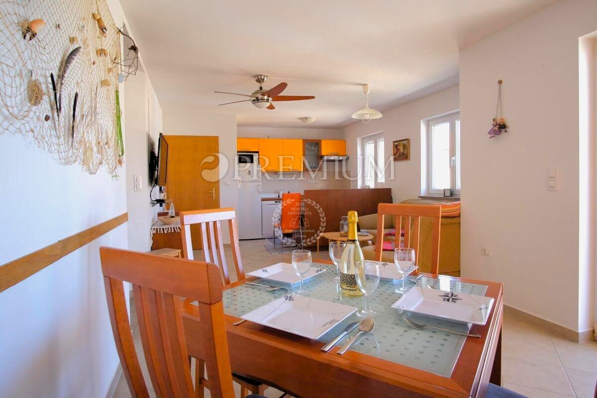 Klimno, Krk – apartma z razgledom na morje, blizu plaže!