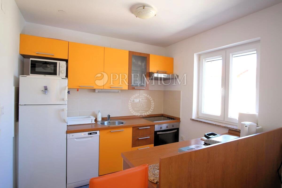 Klimno, Krk – apartma z razgledom na morje, blizu plaže!