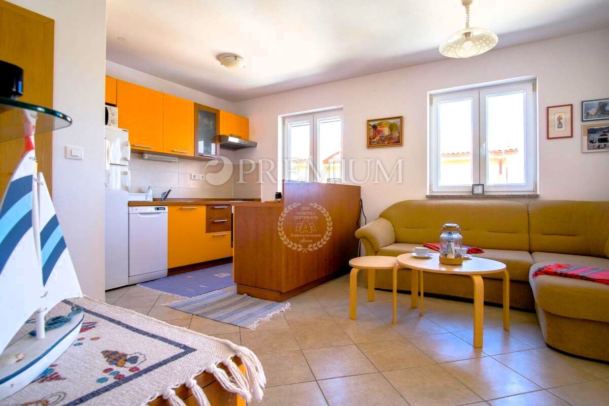 Klimno, Krk – apartma z razgledom na morje, blizu plaže!