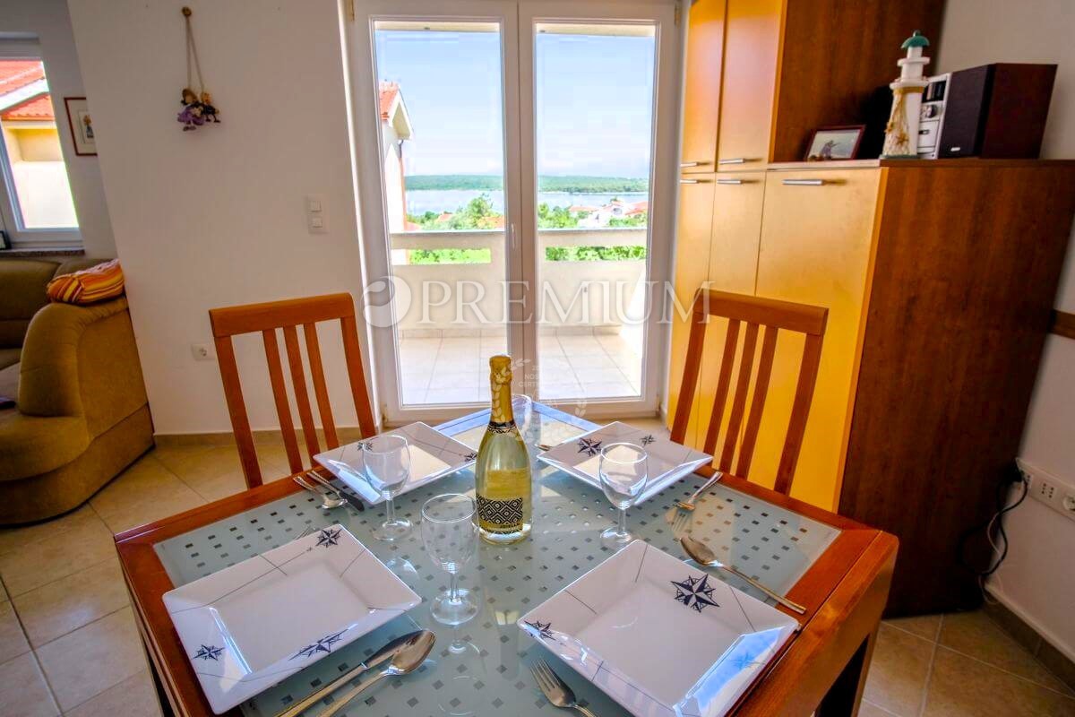 Klimno, Krk – apartma z razgledom na morje, blizu plaže!