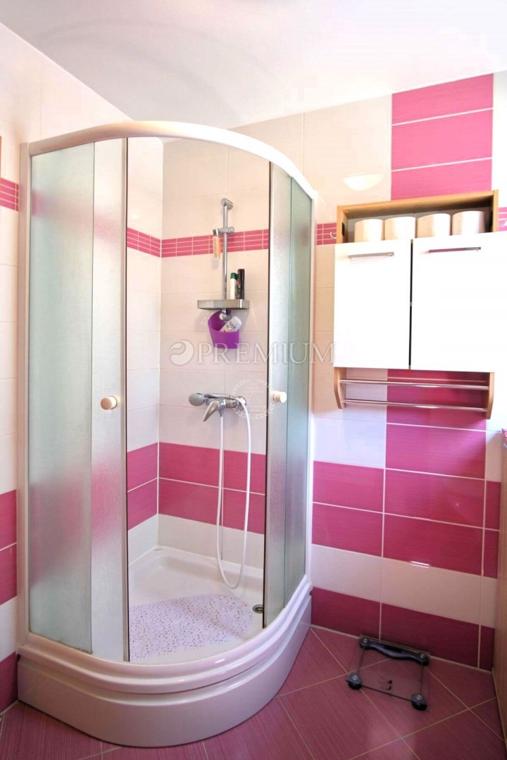 Klimno, Krk – apartma z razgledom na morje, blizu plaže!