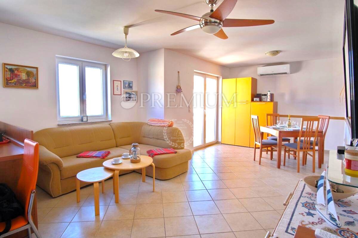 Klimno, Krk – apartma z razgledom na morje, blizu plaže!