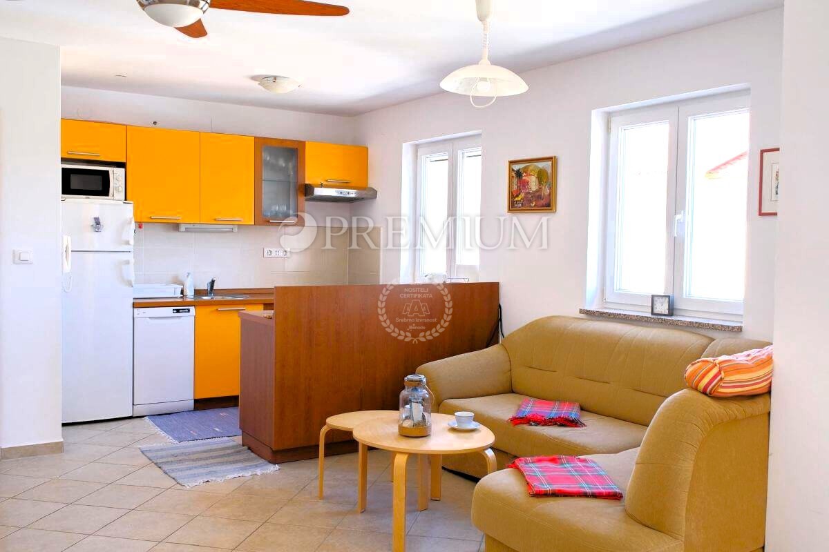 Klimno, Krk – apartma z razgledom na morje, blizu plaže!