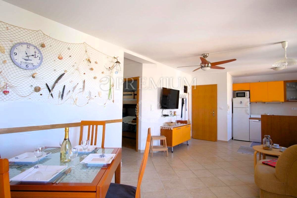 Klimno, Krk – apartma z razgledom na morje, blizu plaže!