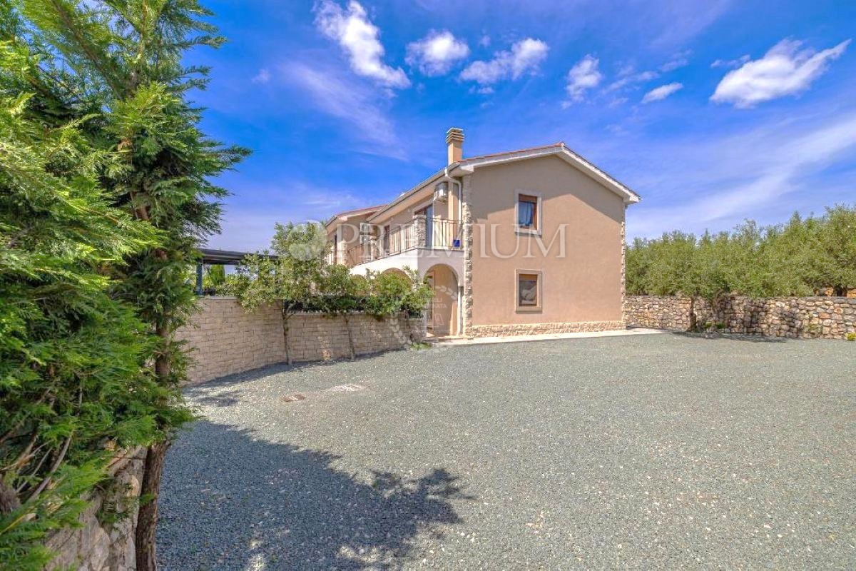 Krk, hiša z dvema enotama na mirni lokaciji!