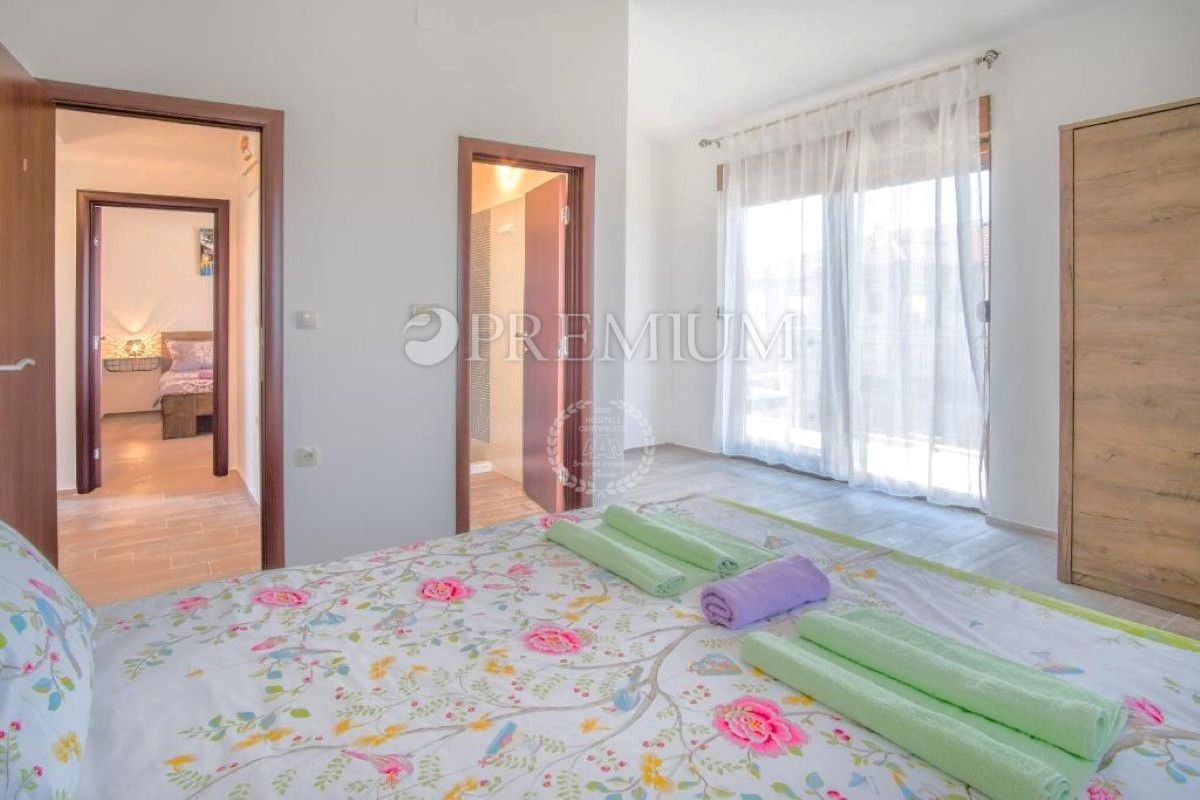 Krk, hiša z dvema enotama na mirni lokaciji!