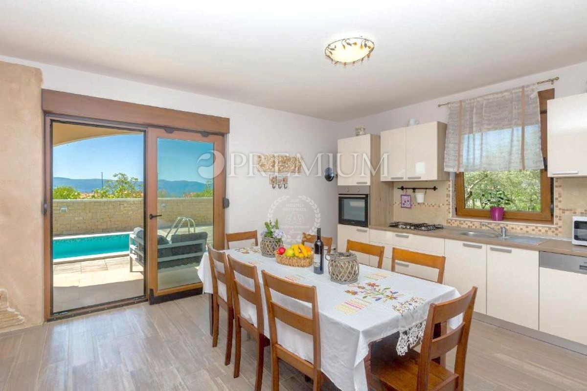 Krk, hiša z dvema enotama na mirni lokaciji!