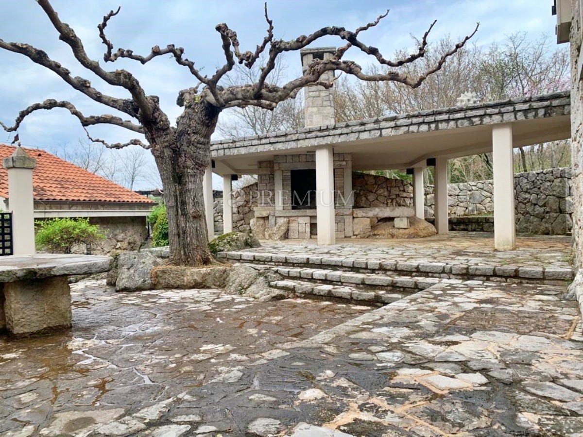 Krk, notranjost otoka, edinstvena posest, obdana z oljčnimi nasadi in naravo
