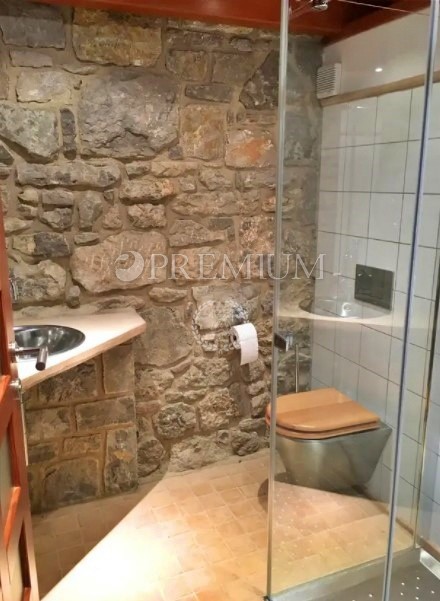 Krk, notranjost otoka, edinstvena posest, obdana z oljčnimi nasadi in naravo