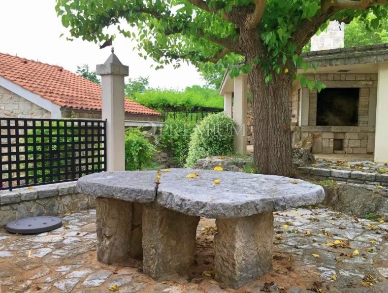 Krk, notranjost otoka, edinstvena posest, obdana z oljčnimi nasadi in naravo