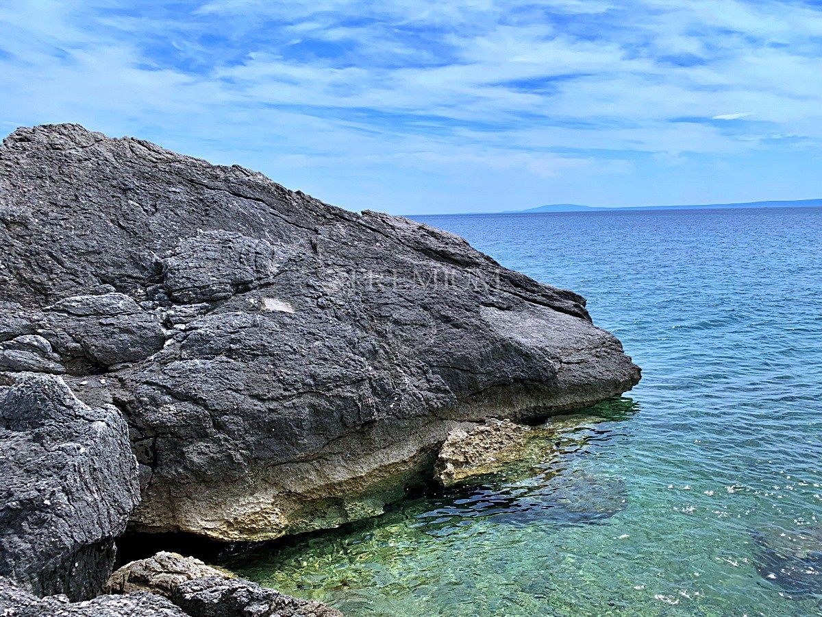 Stara Baška, zazidljivo zemljišče ob morju!