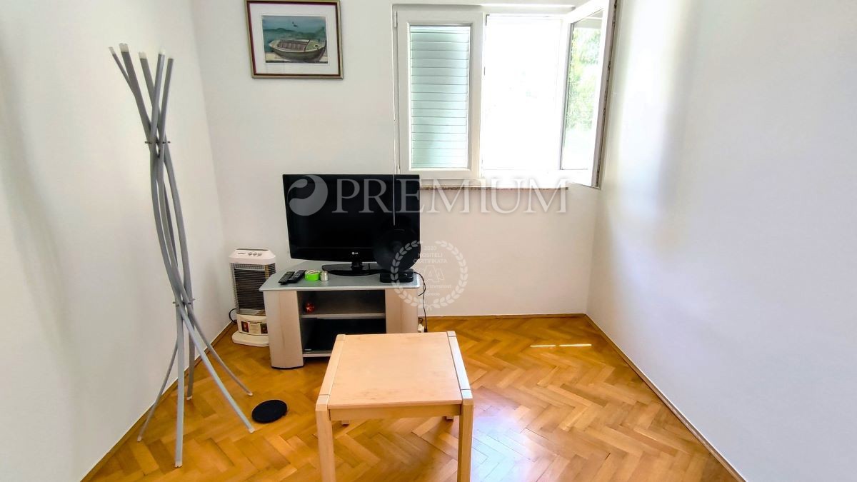 Šilo, apartma 80 m od plaže, z vrtom in pogledom na morje!