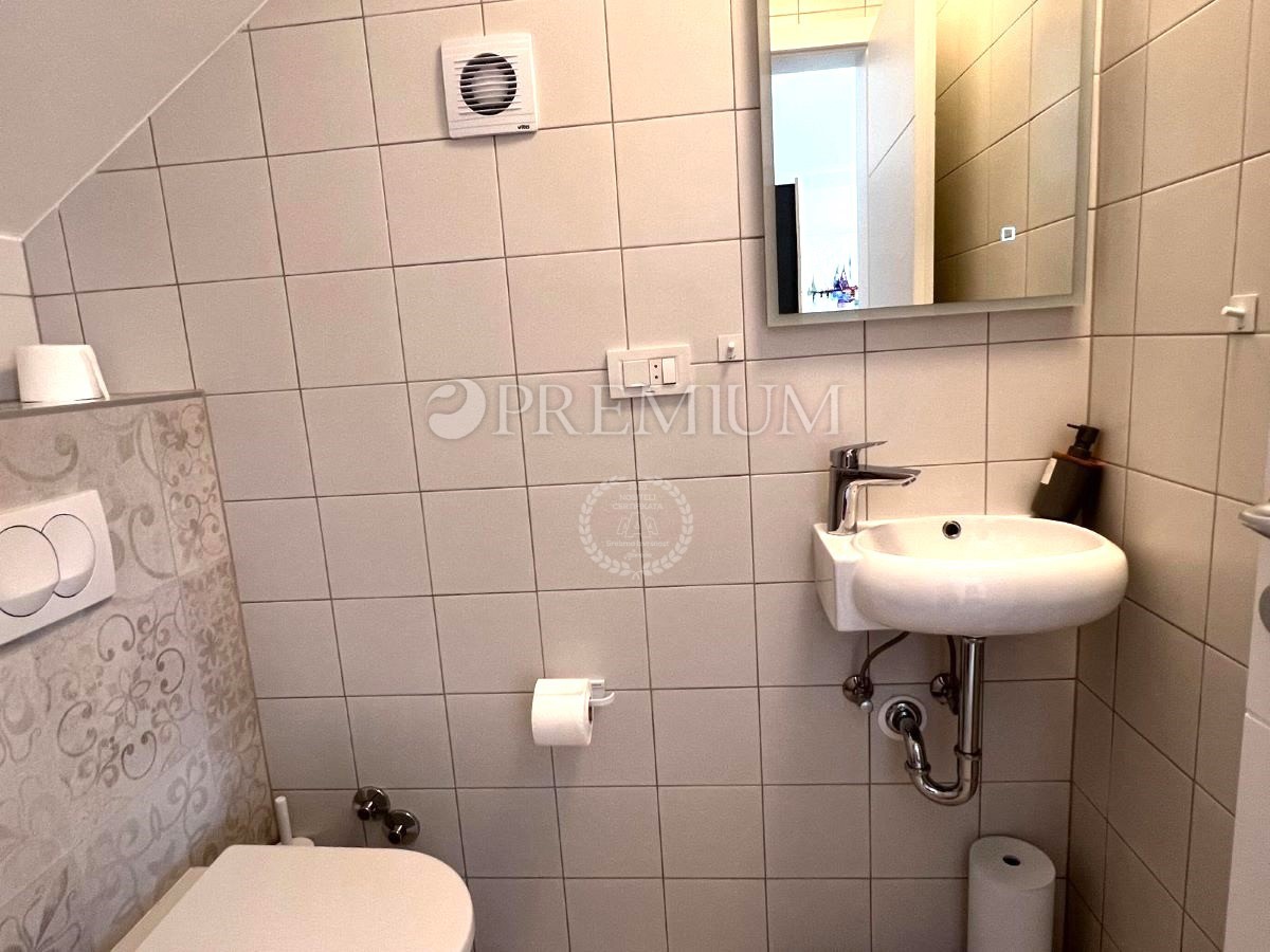 Njivice, novogradnja, dvoetažni apartma z vrtom