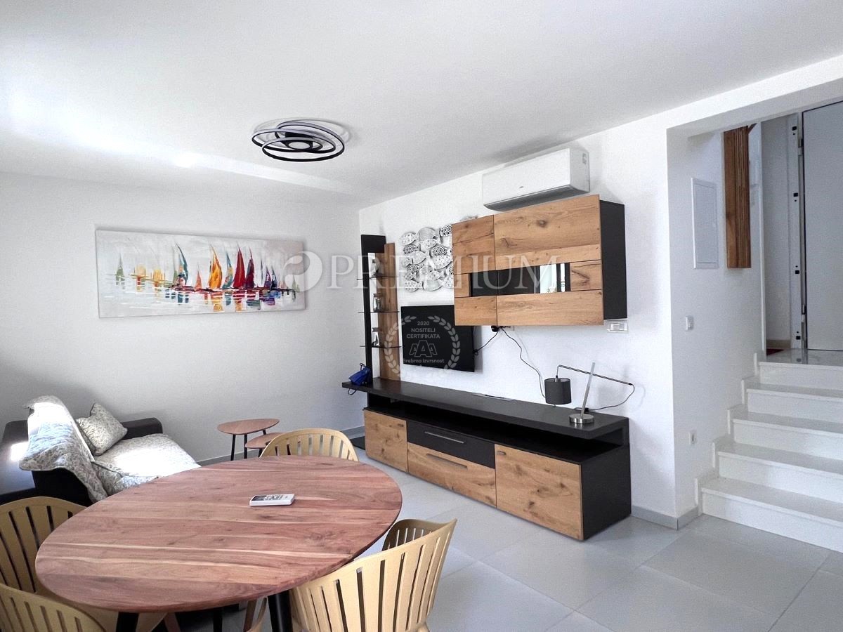 Njivice, novogradnja, dvoetažni apartma z vrtom