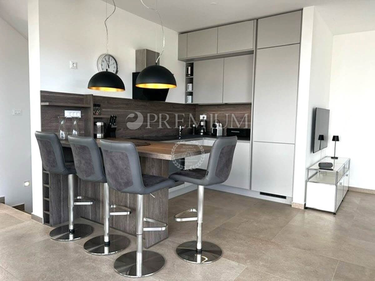 Njivice, apartma v novogradnji s bazenom!