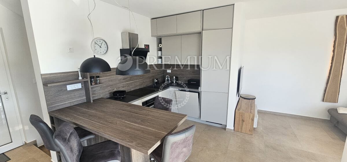 Njivice, apartma v novogradnji s bazenom!