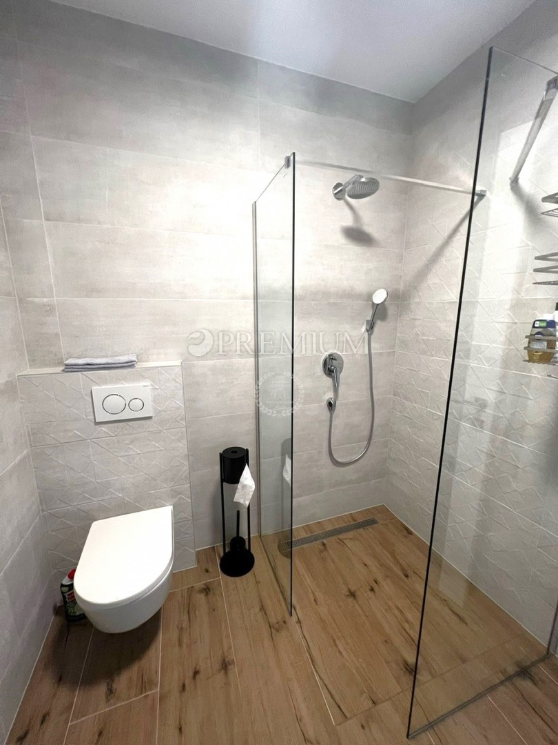 Njivice, apartma v novogradnji s bazenom!