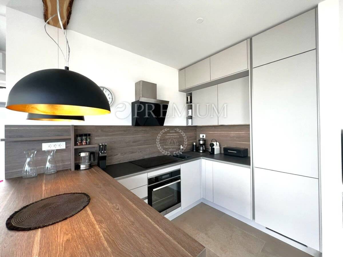 Njivice, apartma v novogradnji s bazenom!