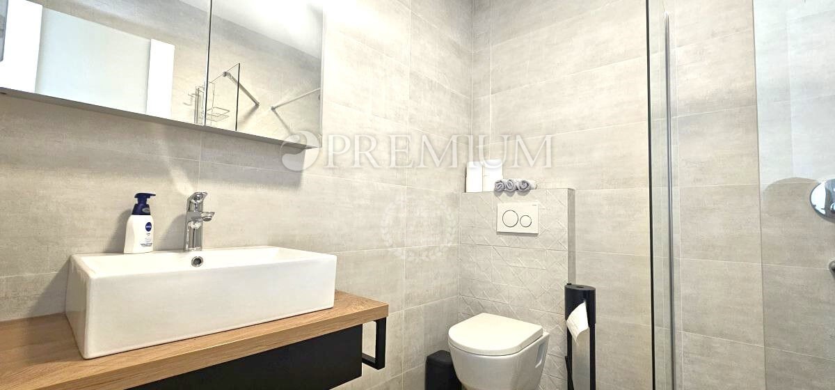 Njivice, apartma v novogradnji s bazenom!