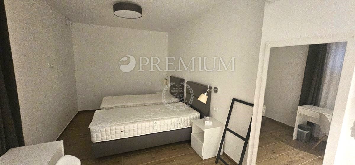 Njivice, apartma v novogradnji s bazenom!