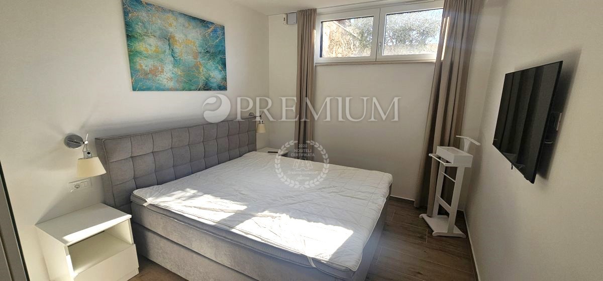 Njivice, apartma v novogradnji s bazenom!