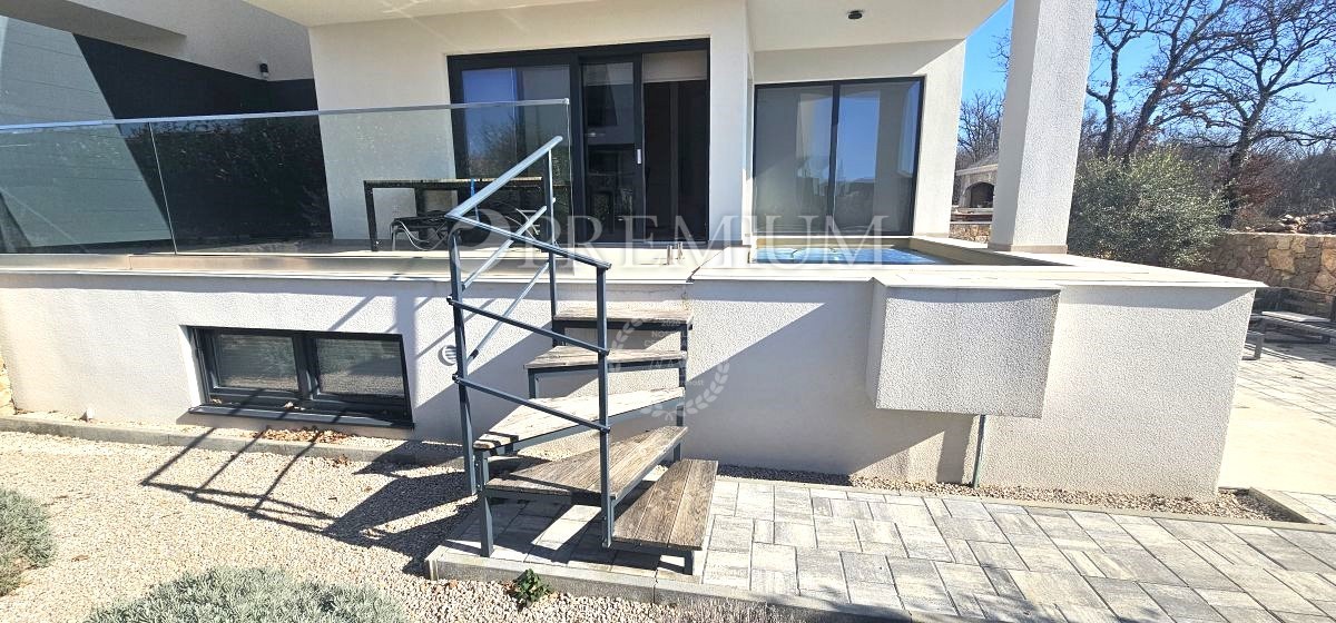 Njivice, apartma v novogradnji s bazenom!