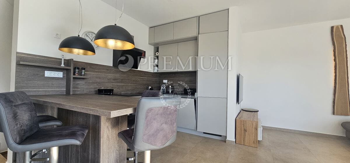 Njivice, apartma v novogradnji s bazenom!