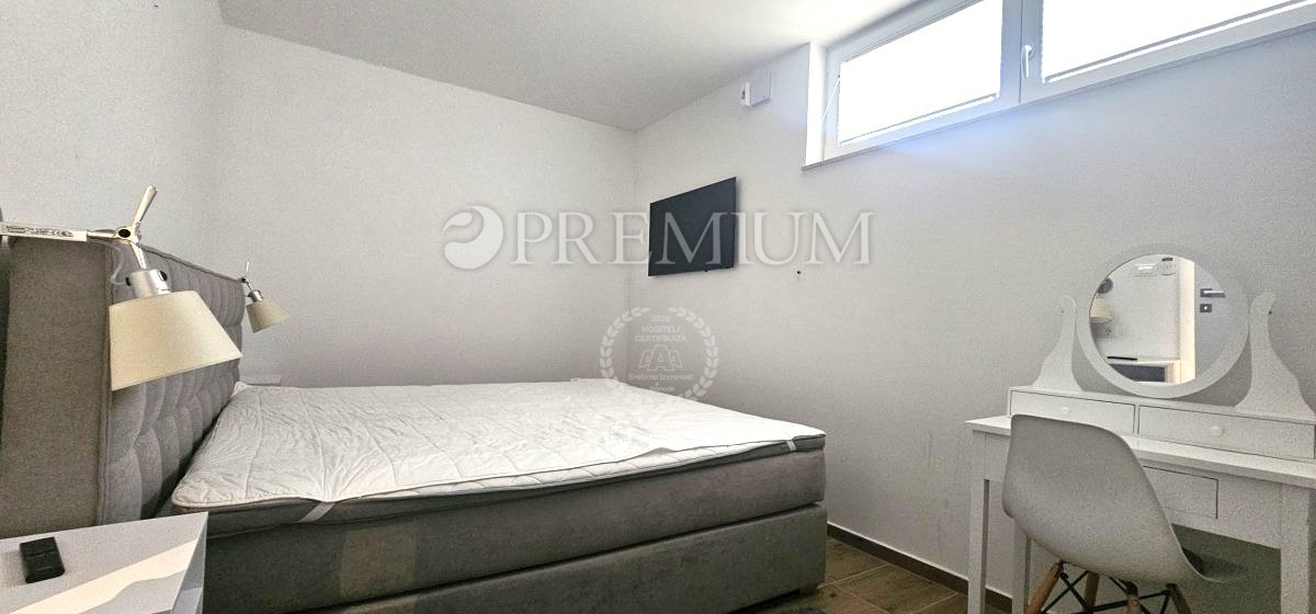 Njivice, apartma v novogradnji s bazenom!