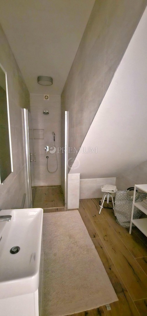 Njivice, apartma v novogradnji s bazenom!