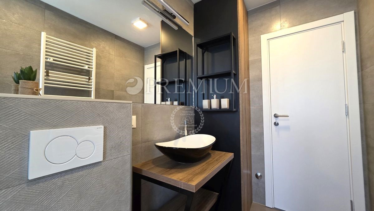 Luksuzno opremljen Penthouse s pogledom na morje!