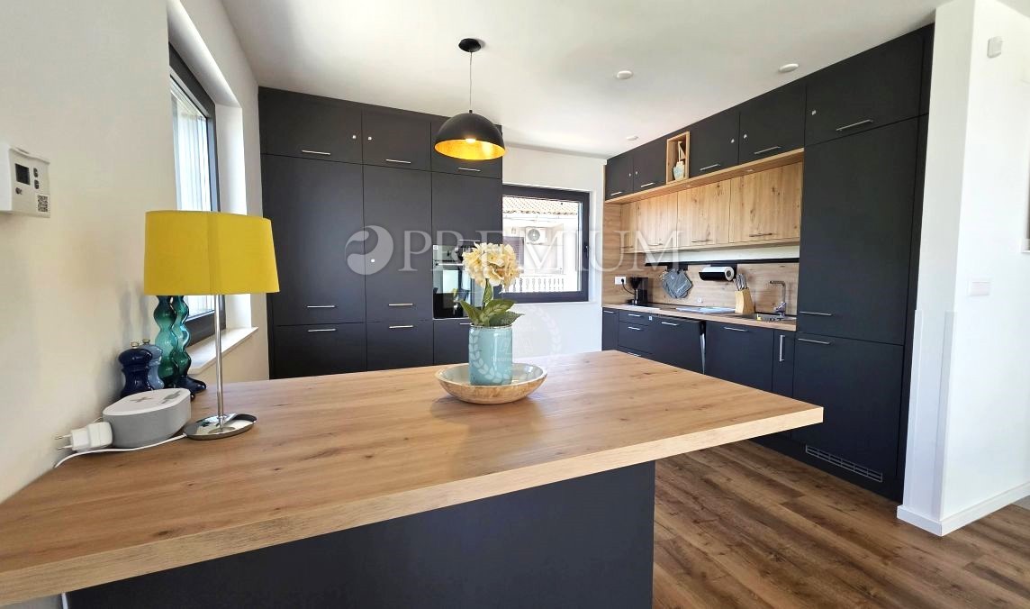 Luksuzno opremljen Penthouse s pogledom na morje!